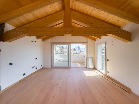 Nieuw gebouwd zolderpenthouse, te koop in een historisch huis in het historische centrum van Belgirate. Het appartement bevindt zich op de tweede verdieping, momenteel zonder lift maar met de mogelijkheid om er één te installeren. De hele structuur i...