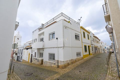 Uitstekende investerings mogelijkheid in het historisch centrum van Lagos. Dit gebouw bestaat uit twee T1 appartementen met eigen ingang . Het eerste appartement is gelegen op de begane grond en bestaat uit een volledig uitgeruste keuken met zonlicht...