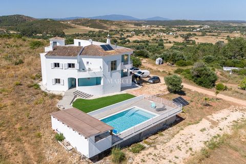 Possibilità di acquistare una villa recentemente ristrutturata con 4 camere da letto e piscina situata su un lotto di 1,5 ettari di terreno. La villa è situata su una collina che domina la campagna e la valle sottostante. L'accesso avviene tramite un...