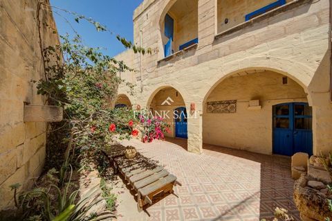 Une ferme authentique unique se trouve à la périphérie de Xaghra et bénéficie d’une vue sur la campagne et la mer, et à une courte distance en voiture de deux plages. Cette grande propriété de 750 m² dispose d’une large façade et d’un garage, d’un gr...