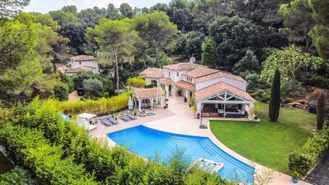 Situé au cœur du plus prestigieux domaine de Mougins, sécurisé et gardienné 24h/24h, superbe propriété de style provençal en parfait état offrant sur environ 300 m²: hall d'entrée avec toilettes invités, vaste espace de vie avec cuisine américaine éq...