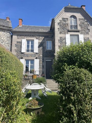 In the heart of the magnificent plateaus of Cantal, Cabinet De Lattre presents to you in EXCLUSIVITY this sumptuous architect's property of 190 m2 of living space, elegantly located on a plot of 1300 m2. Built at the beginning of the twentieth centur...