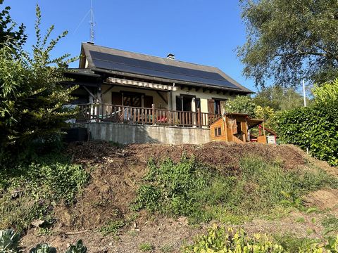 EXCLUSIVITÉ IMMO19.FR / Cette maison est composée d'une entrée, une cuisine ouverte sur le séjour et donnant sur une terrasse avec vue sur le lac, deux chambres, une salle d'eau et un wc. À l'étage, un hall dessert deux chambres et un point d'eau ave...