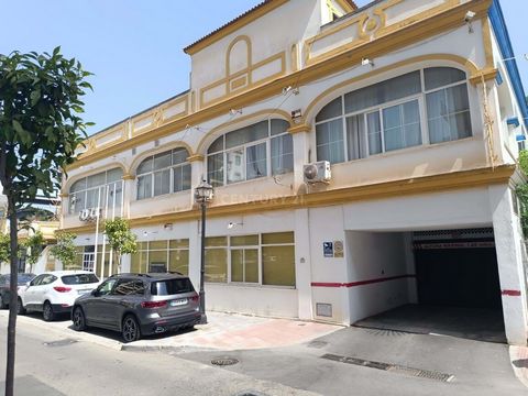 Ce local spacieux de 110 mètres carrés est situé dans un emplacement privilégié à Los Boliches, l'un des quartiers les plus animés de Fuengirola. D'un design polyvalent, il convient à tout type d'activité, qu'elle soit commerciale, de bureau ou de se...