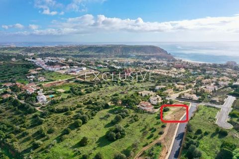 Located in one of the most well established and desirable residential area in Praia da Luz, walking distance to the beach and centre, this plot is being sold with an aproved project, so building can comence emediatly, skipping the planning phase. Pri...