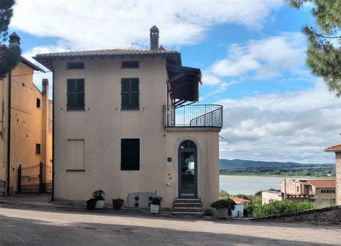 CASTIGLIONE DEL LAGO, historic center Villa in the historic centre on two levels as follows: entrance hall, living room, study and bathroom on the ground floor, living room with fireplace and terrace, kitchen, two bedrooms and bathroom and large pano...