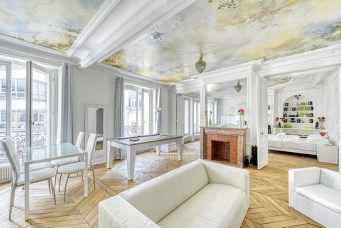 Luxurious flat on avenue des Champs Élysées, 3 bedrooms, living room with open kitchen, two bathrooms. Located in a beautiful Parisian building on the 3rd floor with lift. Sleeps 7 people. RARE ! QUARTIER DES Champs Elysées, touristic - cinemas - ope...