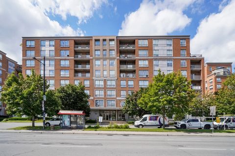 Beau condo de 1 002,12 pi2 (93,1 m2) avec beaucoup de lumière naturelle. Très bon emplacement à Mercier/Hochelaga-Maisonneuve, à 2 min à pied du métro Honoré-Beaugrand. À distance de marche du centre commercial Place Versailles. À côté des autoroutes...