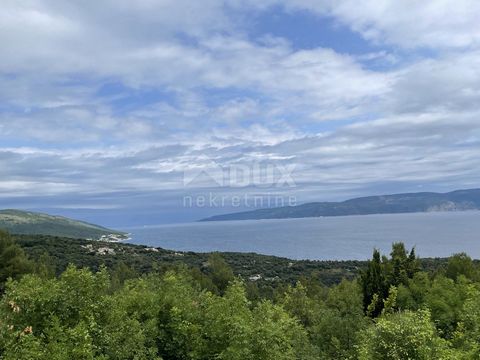 ISTRIA, RABAC - Działka budowlana z widokiem na otwarte morze Na południowo-wschodnim wybrzeżu Istrii, gdzie zielone wzgórza spotykają się z morzem, gdzie przyroda i dziedzictwo spotykają się, znajdują się dwa miasta podobnej wielkości, ale o różnych...