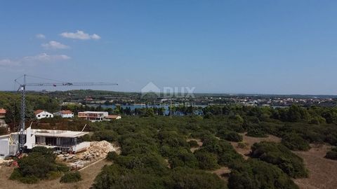 Location: Istarska županija, Medulin, Banjole. ISTRIA, BANJOLE - Building land for apartments or a holiday villa! A building plot of 1500m2 is for sale in a quiet location a few minutes from the beach. Water and electricity are located right next to ...