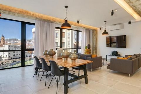 Bienvenue chez vous au cœur de Malaga ! Cet appartement touristique moderne, situé dans la rue emblématique Carretería, vous invite à profiter d'un séjour inoubliable au cœur de la capitale Málaga. Avec son design contemporain, le logement dispose de...