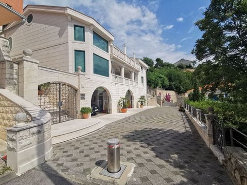 Location: Primorsko-goranska županija, Crikvenica, Jadranovo. JADRANOVO - Bella villa in pietra in seconda fila al mare Questa villa divina ti lascerà senza fiato con la sua bellezza, interni lussuosi ed eleganti, sia interni che esterni. La villa si...