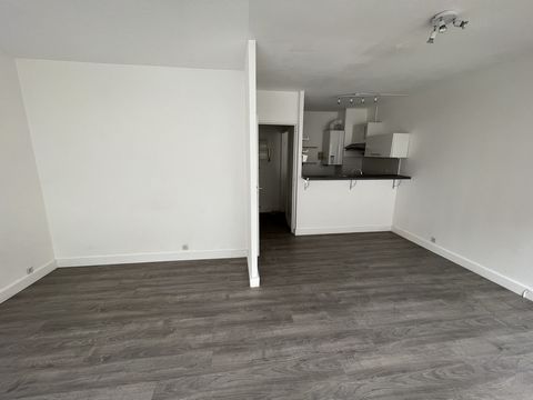 Découvrez notre appartement d'une pièce récemment rénové, situé dans un quartier paisible de Nîmes. L'appartement est très lumineux et dispose d'une cuisine équipée, jolie salle de bain, parquet flottant au sol... De plus, le balcon privatif offre un...