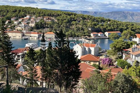 In Jelsa on Hvar, on a land area of 7,000 m2, a settlement is being built with 12 luxury urban villas for individual sale and 2 buildings with 12 apartments. The settlement is 250 m from the sea and the town center. Building B with 6 apartments will ...