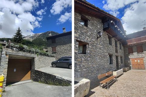 Dans le village caractéristique de Verrand, une « frazione » de Pré-Saint-Didier, nous avons ce bel appartement de 88 m² à vendre. Verrand borde Courmayeur. L’appartement se compose d’un salon spacieux avec cheminée, d’une cuisine ouverte et de 2 cha...