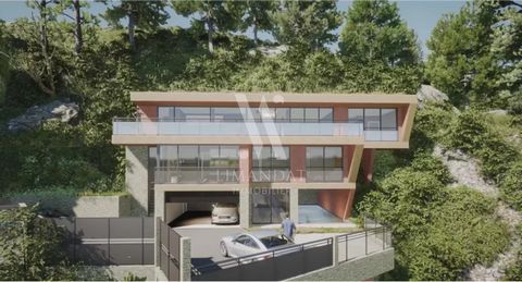 EZE VILLAGE: Gelegen in het pittoreske dorpje Eze, perceel van 1006 m2 met bouwvergunning verleend en gezuiverd voor de bouw van een villa met een oppervlakte van 285 m2 inclusief 4 slaapkamers, 4 badkamers, parkeerplaatsen en zwembad. In absolute ru...