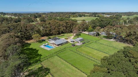 Idilicamente posicionada no final de uma rua tranquila ladeada por vinhedos e piquetes de pôneis, esta propriedade meticulosamente mantida e elegantemente aprimorada de cerca de 9,5 acres* oferece vida familiar em estilo resort e entretenimento compl...