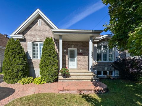 Charmante maison unifamiliale dans un quartier familial! Située près de tous les services, cette propriété bien entretenue offre deux chambres à l'étage, une troisième au sous-sol, et la possibilité d'une quatrième. Vous apprécierez la grande cour ar...