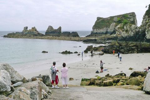 Das kleine, typisch bretonische Anwesen liegt oberhalb der Bucht von Saint Nic. Die beiden Natursteinhäuser sind hell und freundlich ausgestattet, zusätzlich zur privaten Terrasse bietet der vorgelagerte Gartenbereich Platz für Sonnenliegen und weite...