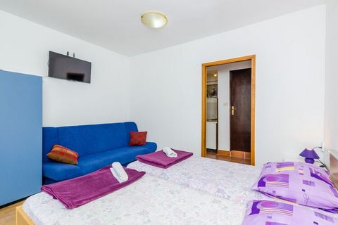 Apartments and Rooms Mihajica are located in Cavtat, a quiet coastal town rich with cultural and historical heritage, beautiful beaches and scenery, only 20 km away from Dubrovnik's Old Town. Common terrace will be at your disposal. Parking is free a...