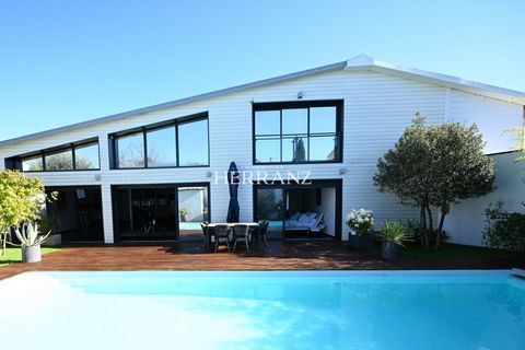 Herranz Prestige Immobilier est ravie de vous proposer cette maison de style californien aux lignes épurées de 231 m2 avec piscine chauffée au sel, érigée sur un terrain de 540 m2 située à Bordeaux Caudéran dans le quartier Monséjour. Dès la porte fr...