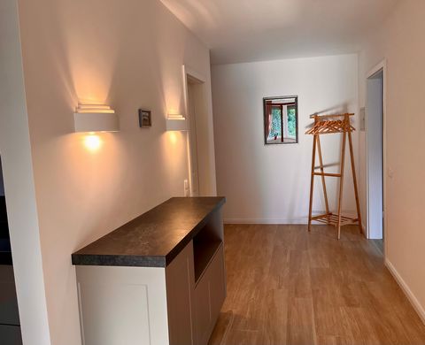 Nice apartment in a well-kept ensemble close to Hamburg in Seevetal-Hittfeld. Modern and high-quality furnishings after a core renovation, new bathroom, new kitchen with branded appliances. Very quiet environment, enclosed property. A small and nice ...