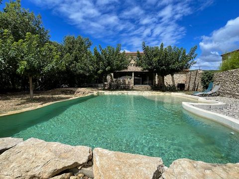 Coup de coeur pour cette jolie maison familiale à 620 000 euros , nichée au coeur de la nature, à Gordes village de caractére, idéale pour une famille et pour ceux qui recherchent calme et tranquillité. Cette propriété de 6 pièces vous accueille avec...