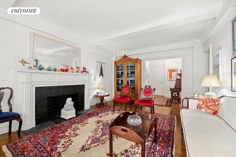 Le 70 East 96th Street est un bâtiment d’avant-guerre situé près de Park Avenue, dans le quartier populaire de Carnegie Hill à Manhattan. L’appartement 11D est un généreux 2-3BR, 2BA. La salle à manger/boudoir peut être utilisée comme troisième chamb...