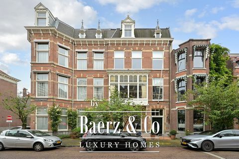 Prachtig sfeervol herenhuis in het Hart van Den Haag Een schitterend, uitzonderlijk breed en goed onderhouden herenhuis. Anders kunnen we deze prachtige woning, met een oppervlakte van ruim 440 m2, niet omschrijven. Dit karakteristieke pand, gelegen ...