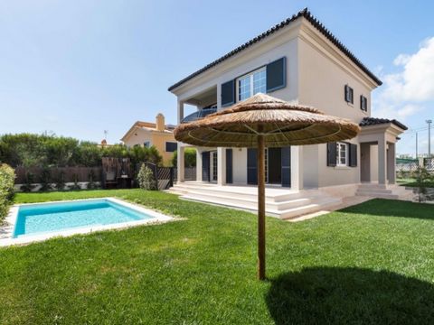 Excellent fully renovated villa, located close to Casa da Guia, just a few meters from the sea, and all services and amenities as well as transports and road connections. It offers on the ground floor an entrance hall, followed by a living room with ...