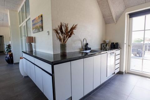 Ein Juwel von 210 m² Größe, das man einfach erleben muss! Freuen Sie sich auf den Urlaub in diesem wunderschönen und komplett ausgestatteten Luxus-Ferienhaus! Schönes, großes und helles Wohnzimmer mit einer Glastrennwand zum herrlichen Poolbereich, d...