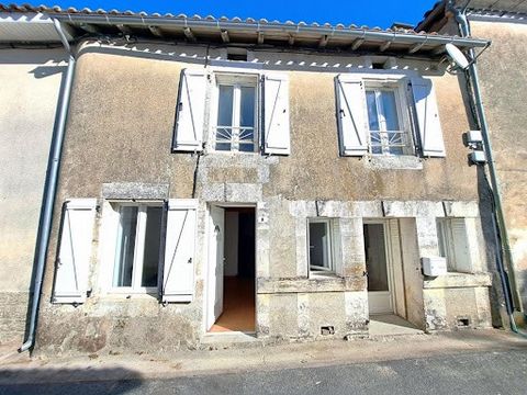 Maison situé à Montmoreau dans le bourg de Cybard, idéal pour un investissement locatif ou pour y habiter. La maison comprend 2 niveaux: Au RDC: Un Salon ouvert sur la salle à manger et la cuisine. A l'étage: Une chambre, une salle d'eau avec douche ...