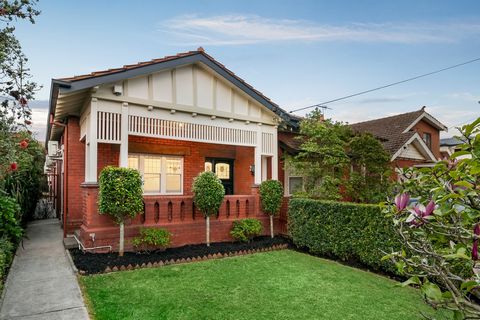 Set back from the street, behind neatly maintained gardens is this instantly appealing Edwardian home previously owned by war hero and nurse, Vivian Bullwinkel. This historical Edwardian features a tuck point brick façade, period attributes including...