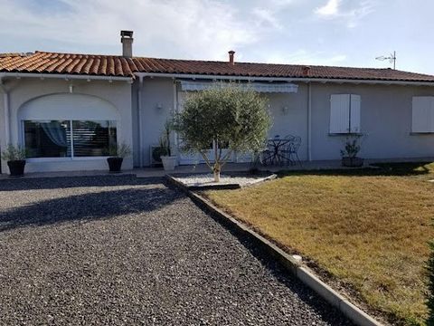 Je vous présente à la vente agréable maison d'environ 120m². avec piscine Située sur la commune de Lamarque entre estuaire et océan à 45 minutes de Bordeaux. Vous trouverez dans ce village typique du Médoc et aux alentours, des commerces de proximité...