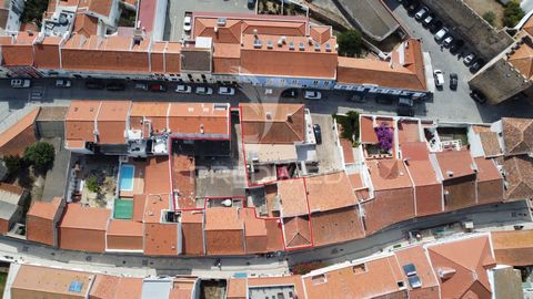 Maison avec commerce, logement et grand espace extérieur dans le centre historique de la ville de Sines, sur la côte de l’Alentejo Maison avec affectation au commerce et au logement à reconstruire dans le centre historique de Sines, à côté du commerc...