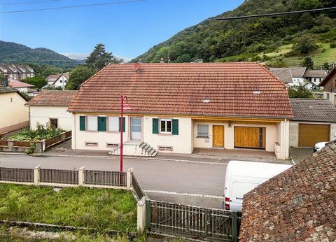 Située à proximité des écoles, commerces et transports en commun, cette maison spacieuse se compose comme suit : Au rez-de-chaussée: une entrée, un salon, une salle à manger, une cuisine, une chambre, une salle d'eau ainsi qu'une véranda. A l'étage :...