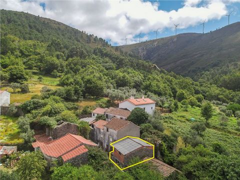 Einmalige Gelegenheit, ein 2-stöckiges Stadthaus im malerischen Dorf Coentral in Castanheira de Pera zu erwerben. Diese Immobilie muss komplett restauriert werden und ist ideal für eine lokale Unterkunft. In einer ruhigen Gegend und inmitten der Natu...