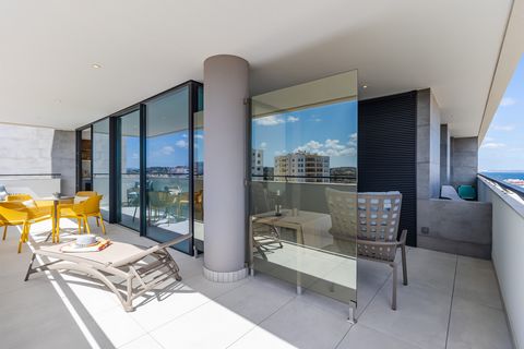 Appartement moderne de 2 chambres et 2 salles de bains avec vue sur la mer au loin situé au 5ème étage (dernier étage) d'un immeuble de standing à Lagos, Algarve, Portugal. En entrant dans l'appartement, le hall est équipé d'un placard en bois intégr...