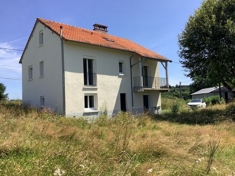 Profitant du Calme d'un hameau sur la jolie commune d'Arpajon sur Cere, venez découvrir cette maison rénovée profitant d'un séjour avec cuisine ouverte, de 4 chambres et une salle d'eau moderne. Au rez-de-jardin une F2 avec sa chambre séparée sa cuis...