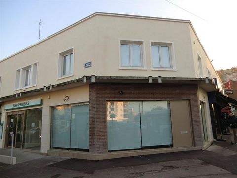 Rare et exceptionnel, murs de boutique en plein cœur du centre-ville, sur la place Lénine au cœur d’une rue commerçante animait ce local commercial de 300 m2 environ sur deux étages en très bon état, comprenant un grand accueil plusieurs bureaux cuis...