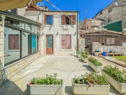 Location: Istarska županija, Umag, Umag. Istria, Umago Nel centro della città vecchia di Umago, situata in prima fila sul mare, si trova questa bella casa istriana completamente ristrutturata con uffici. La superficie totale della casa è di 124 m2 e ...