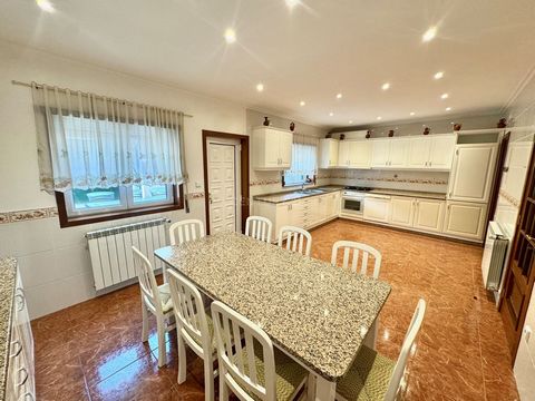 House in excellent condition with four bedrooms, one of which is a suite, living room with fireplace and fully equipped and furnished kitchen. It has a porch with direct access from the kitchen where there is a wood oven and a barbecue. Garage for 2 ...