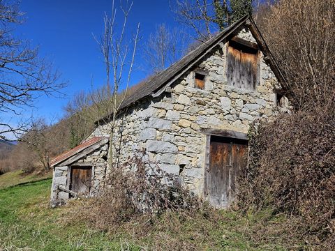 Looking for a barn in the middle of nature? This one accessible by a 4x4 track will delight you with its quiet environment, in the heart of nature. Part of the roof, recently removed for renovation work, will remain as it is due to lack of time. Some...