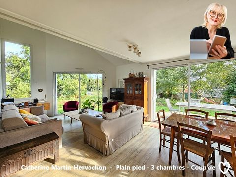 Loire-Atlantique, Commune de Guérande (44350), Dans un hameau au calme, à moins de 10' des commerces et d'un golf, cette maison de plain-pied dispose de 3 chambres et d'une réception avec cuisine ouverte équipée... La hauteur cathédrale du salon accu...