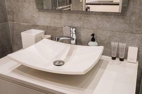 Checkmyguest vous propose un spacieux appartement de 80 m² pour 4 personnes situé dans le quartier Saint Germain à Paris. Vivez l'ambiance bohème de ce quartier emblématique, célèbre pour ses cafés littéraires, ses boutiques chics et ses galeries d'a...