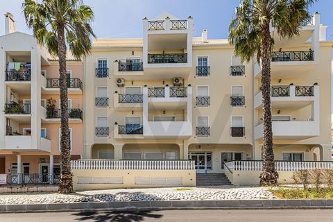 Very large and bright shop located in Quinta da Torre in Armação de Pêra, one of the most popular areas throughout the year. The area has several services and shops already established and operating all year round. Shop already equipped with: - Doubl...
