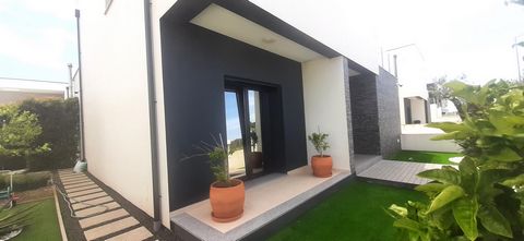 Fabulosa moradia de luxo, Estilo moderna com 4 quartos e piscina, perto de Caldas da Rainha. Esta propriedade é única com muito para oferecer. Todas as divisões são espaçosas e com muita luz natural. No rés-do-chão, um impressionante hall de entrada ...