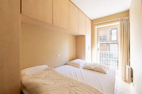 Seaside comfort and timeless charm await you in this spacious 2-bedroom apartment on the 5th floor of Zeedijk 175, right in the heart of Blankenberge. Enjoy stunning frontal sea views from the front terrace and a sunny, south-facing terrace at the ba...