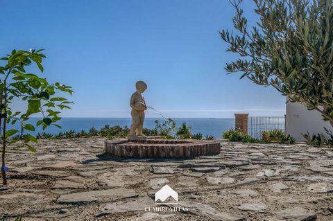 Cumbre Villas presenteert deze spectaculaire gerenoveerde mediterrane villa boven Cotobro in Almuñécar. Gelegen op een landgoed van 6.500 m² met volledige privacy, biedt het adembenemend uitzicht op de zee, de bergen en de Sierra Nevada.De woning bes...