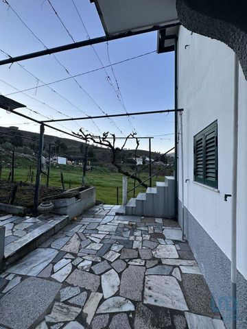 Apresento esta moradia T4 com grande potencial, localizada na zona de Lobrigos, Santa Marta de Penaguião – uma área tranquila, com bons acessos e próxima de todos os serviços essenciais. Composta por três quartos, zonas comuns com boa exposição solar...